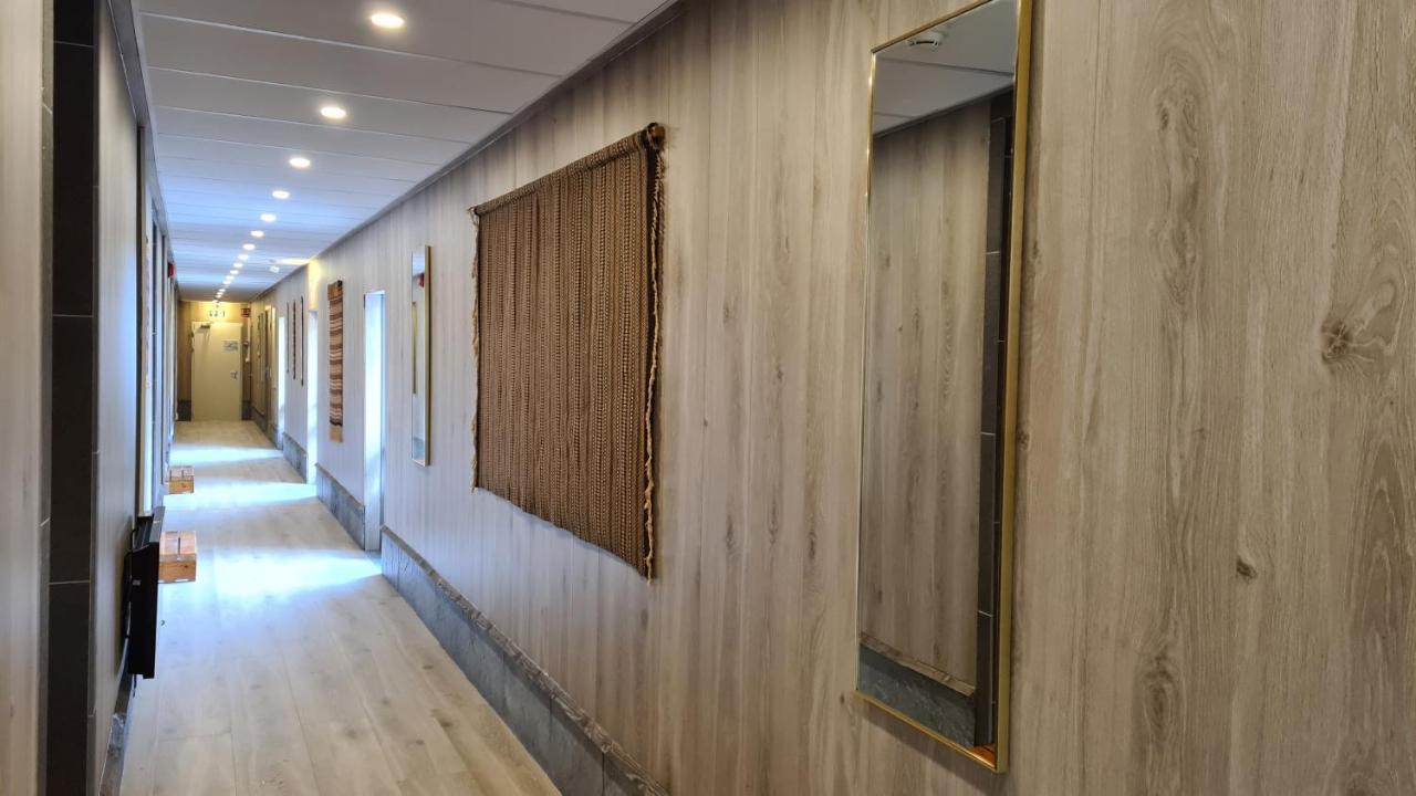 Strand Fjordhotel Улвик Екстериор снимка