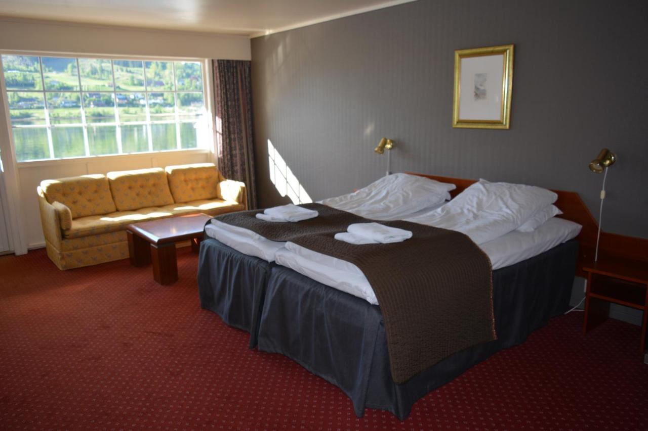 Strand Fjordhotel Улвик Екстериор снимка