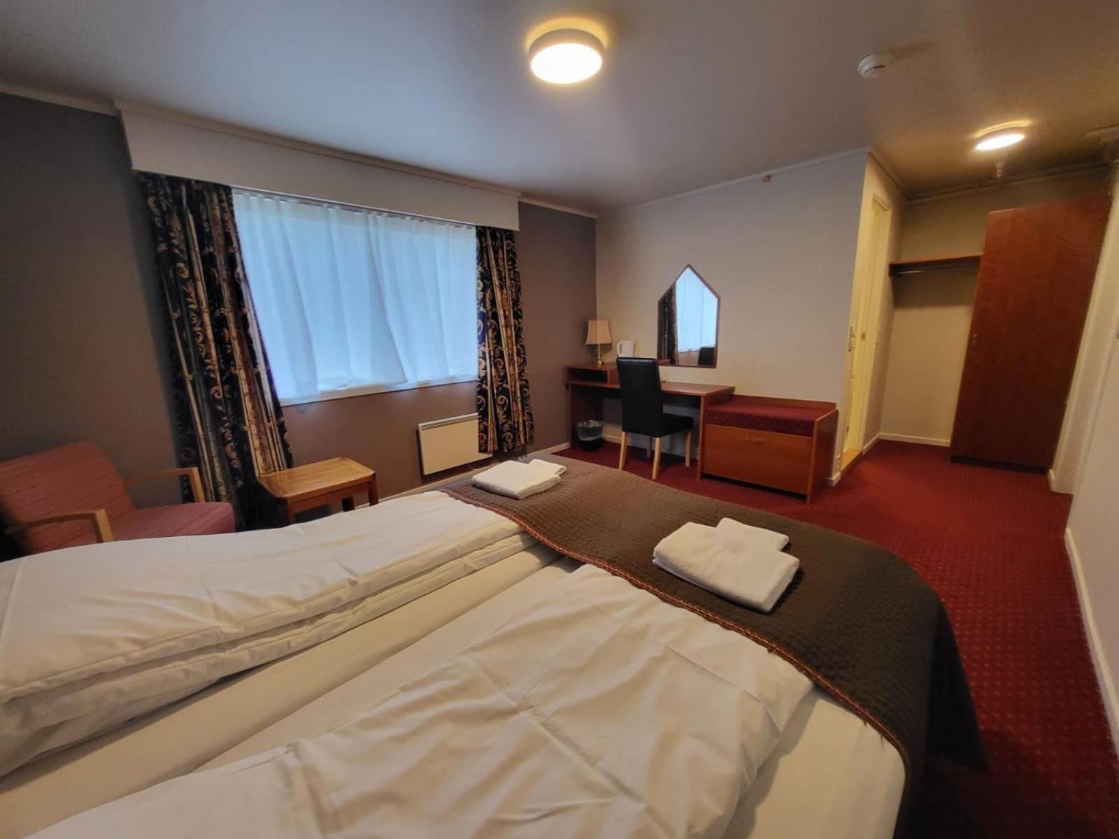 Strand Fjordhotel Улвик Екстериор снимка