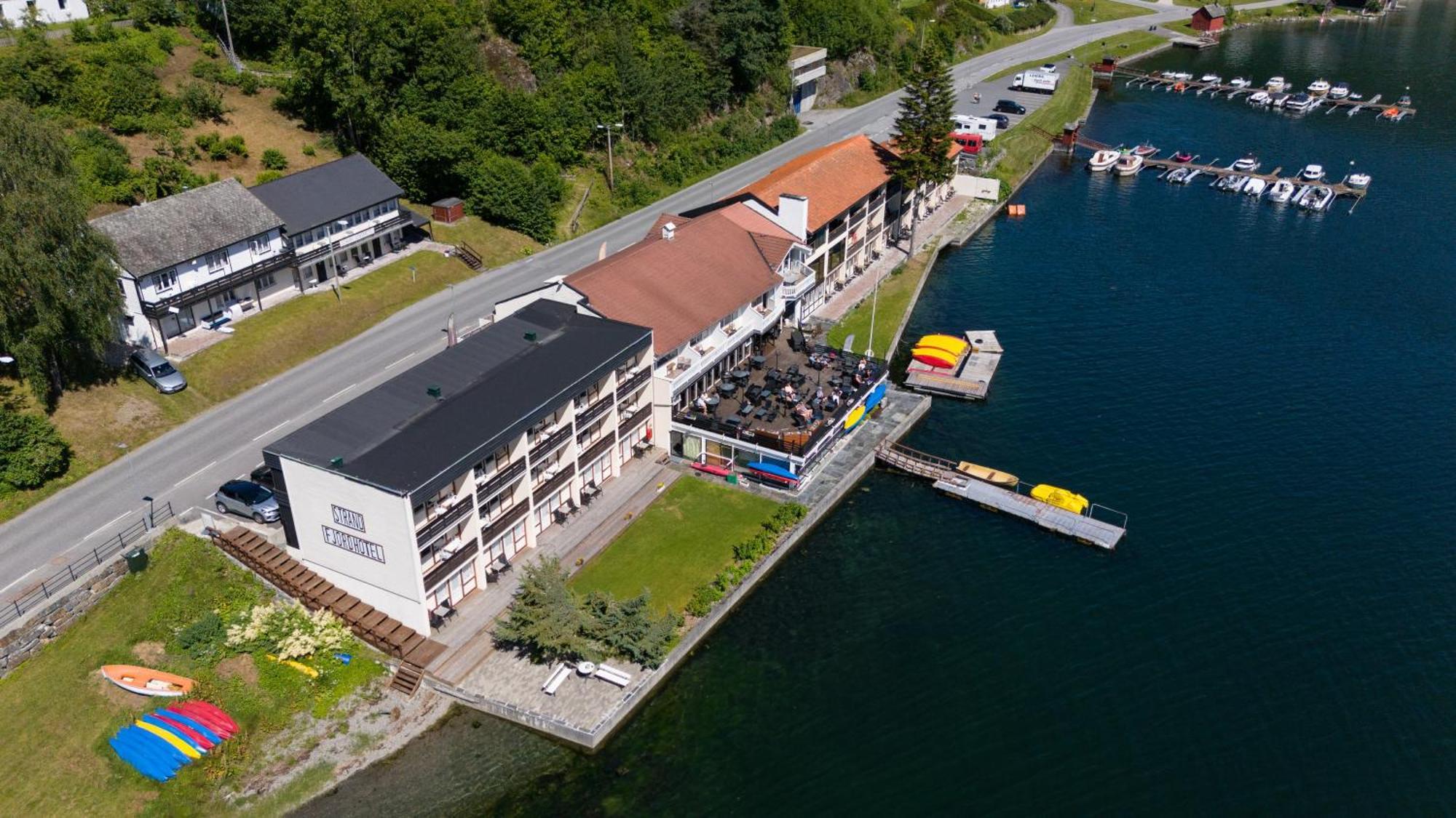 Strand Fjordhotel Улвик Екстериор снимка