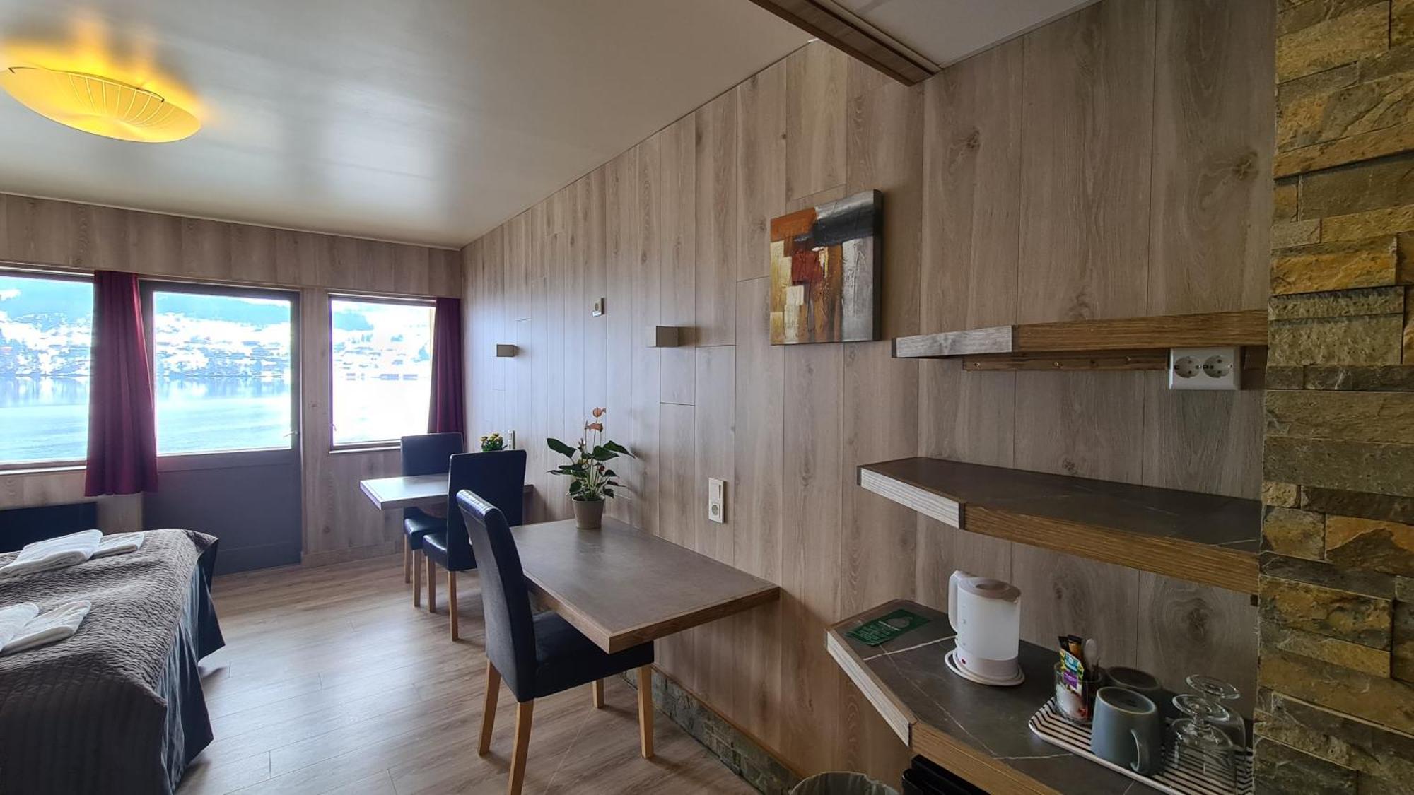Strand Fjordhotel Улвик Екстериор снимка