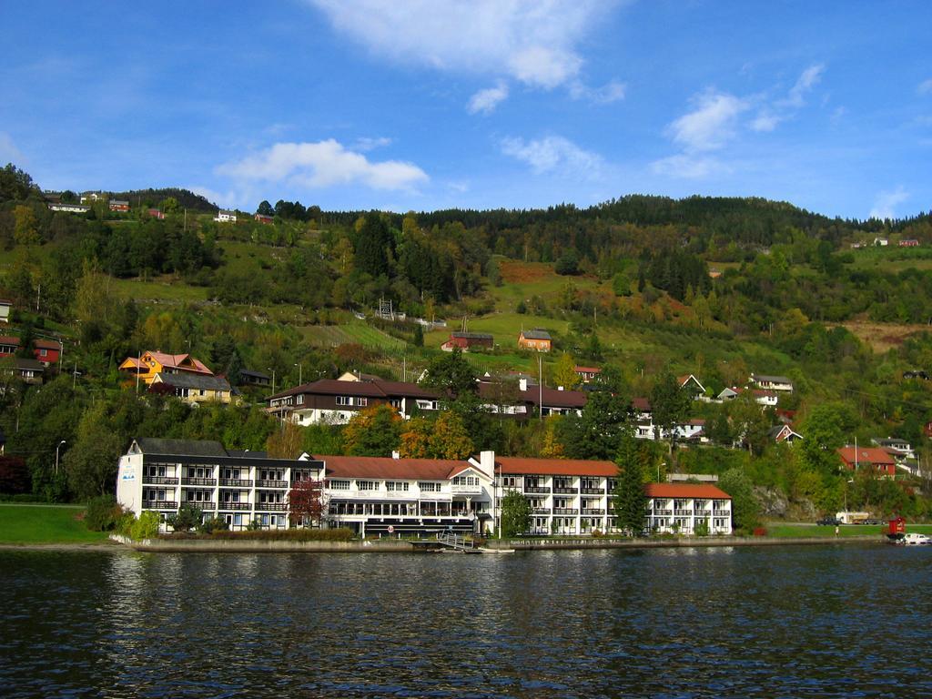 Strand Fjordhotel Улвик Екстериор снимка