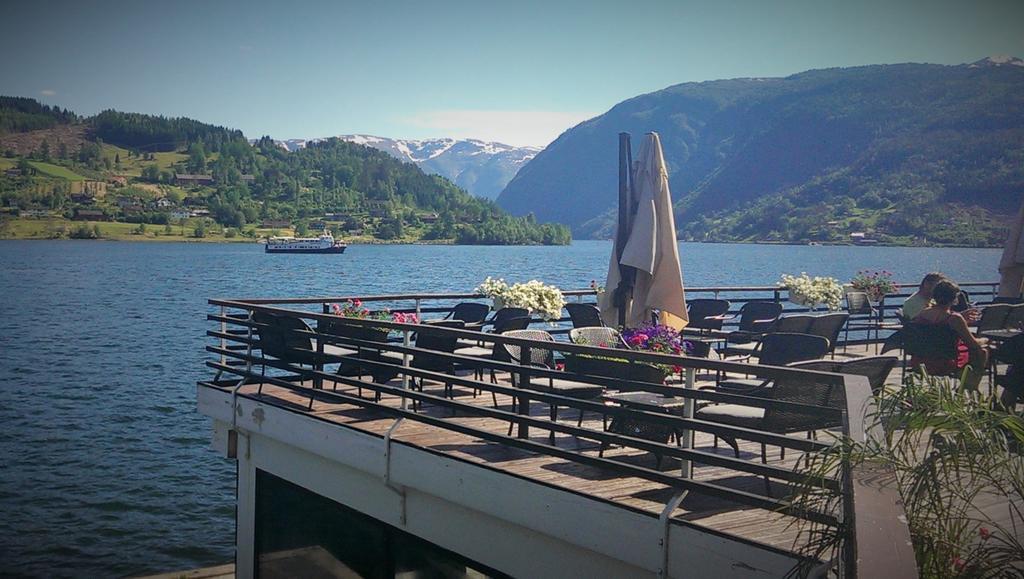 Strand Fjordhotel Улвик Екстериор снимка