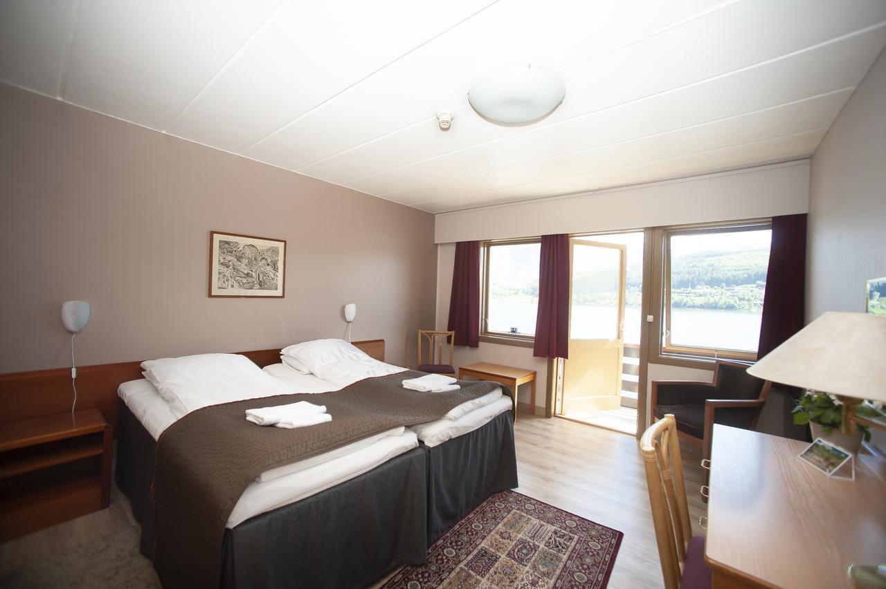 Strand Fjordhotel Улвик Екстериор снимка