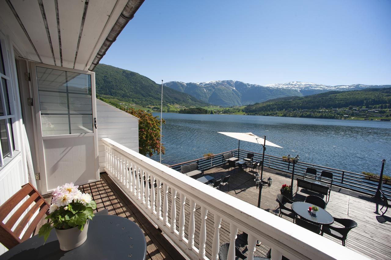 Strand Fjordhotel Улвик Екстериор снимка