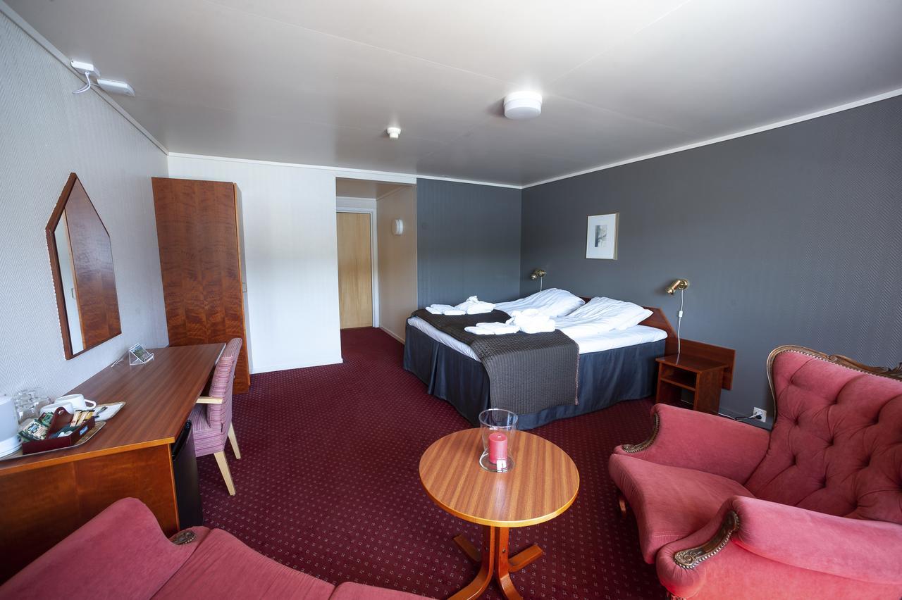 Strand Fjordhotel Улвик Екстериор снимка