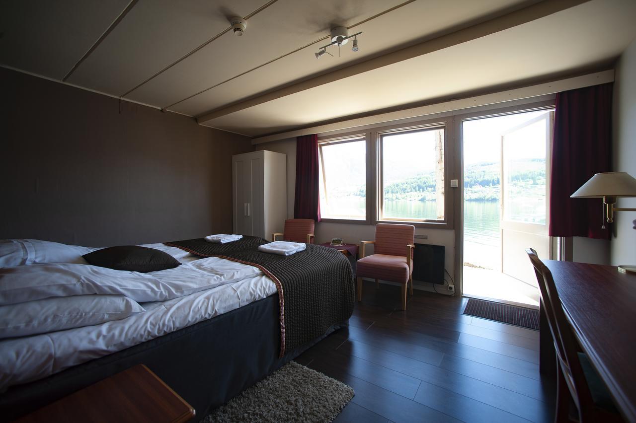 Strand Fjordhotel Улвик Екстериор снимка