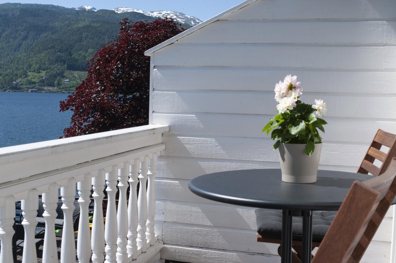 Strand Fjordhotel Улвик Екстериор снимка
