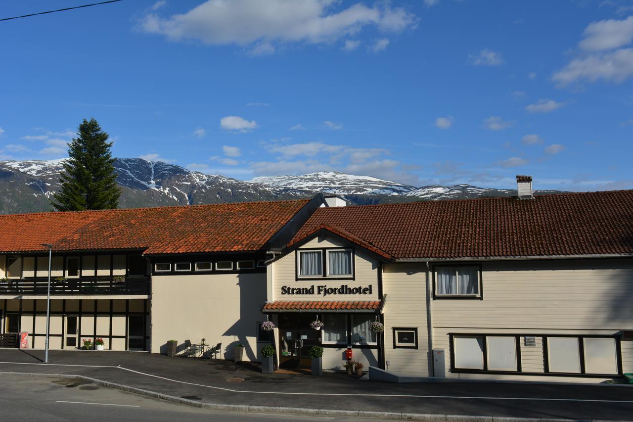 Strand Fjordhotel Улвик Екстериор снимка