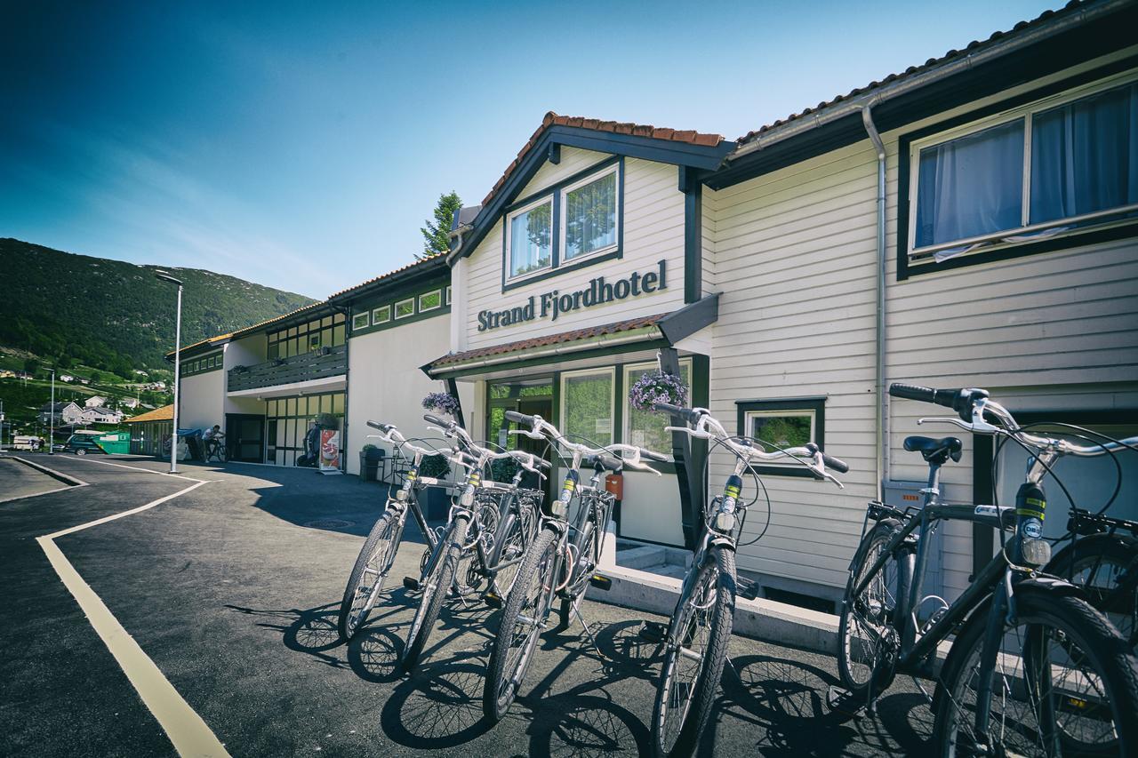 Strand Fjordhotel Улвик Екстериор снимка