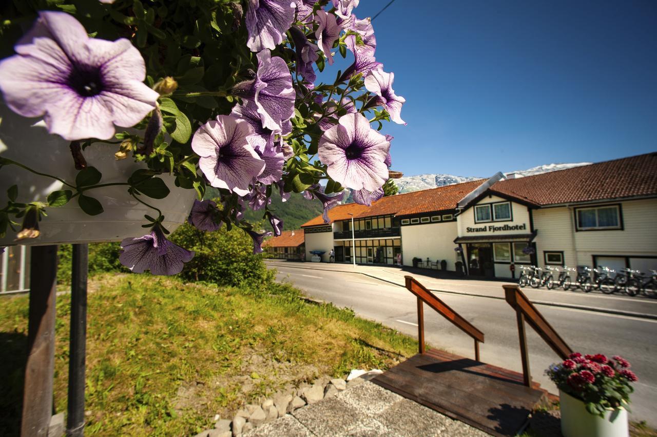 Strand Fjordhotel Улвик Екстериор снимка